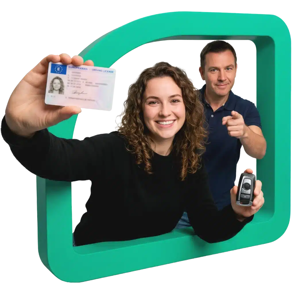 Junge Frau zeigt einen Führerschein, den Sie bei Drive On bestanden hat. Daneben steht ihr Fahrlehrer