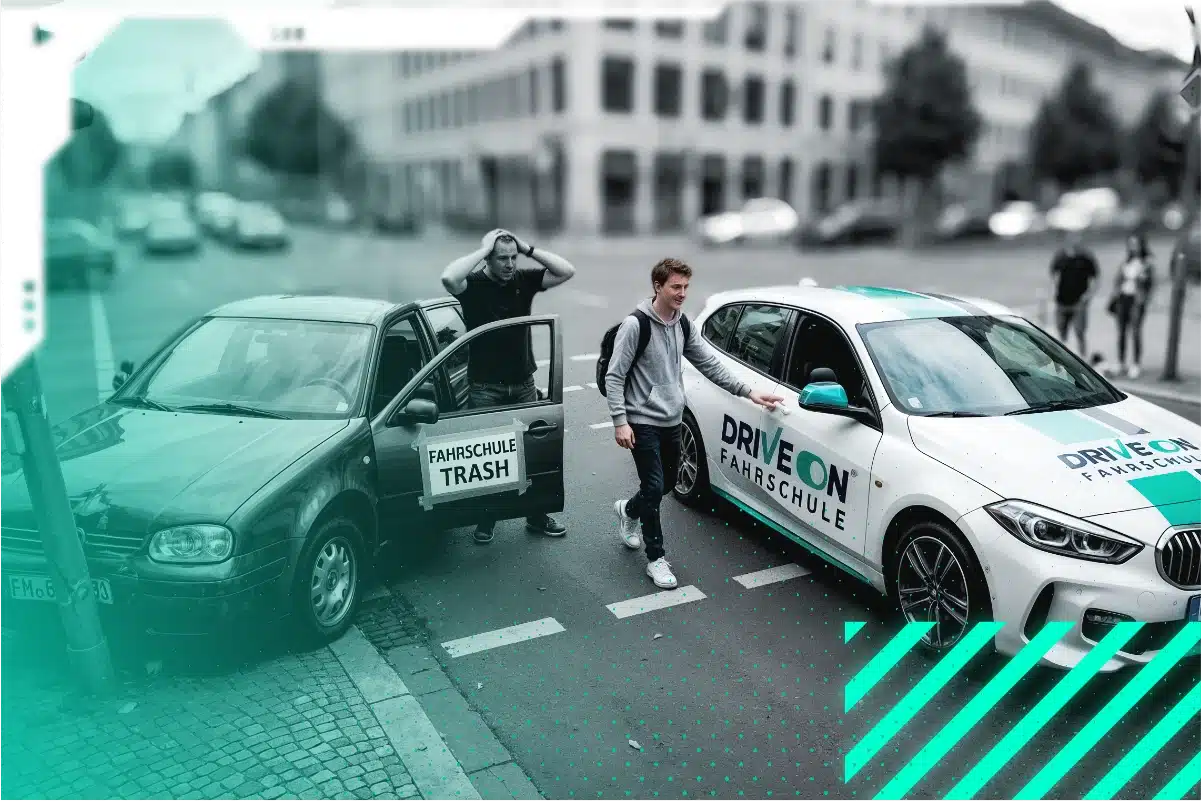 Ein Junge steigt in das Drive On Fahrschulauto ein, um die Fahrschule zu wechseln