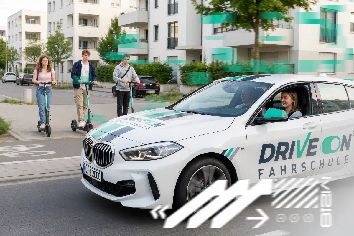 Ein Mädchen lernt Autofahren, während ihre Freunde mit dem E-Scooter fahren